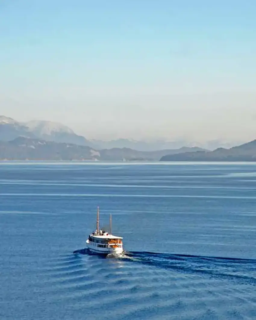 Catamaran navegación isla victoria Bariloche Tour