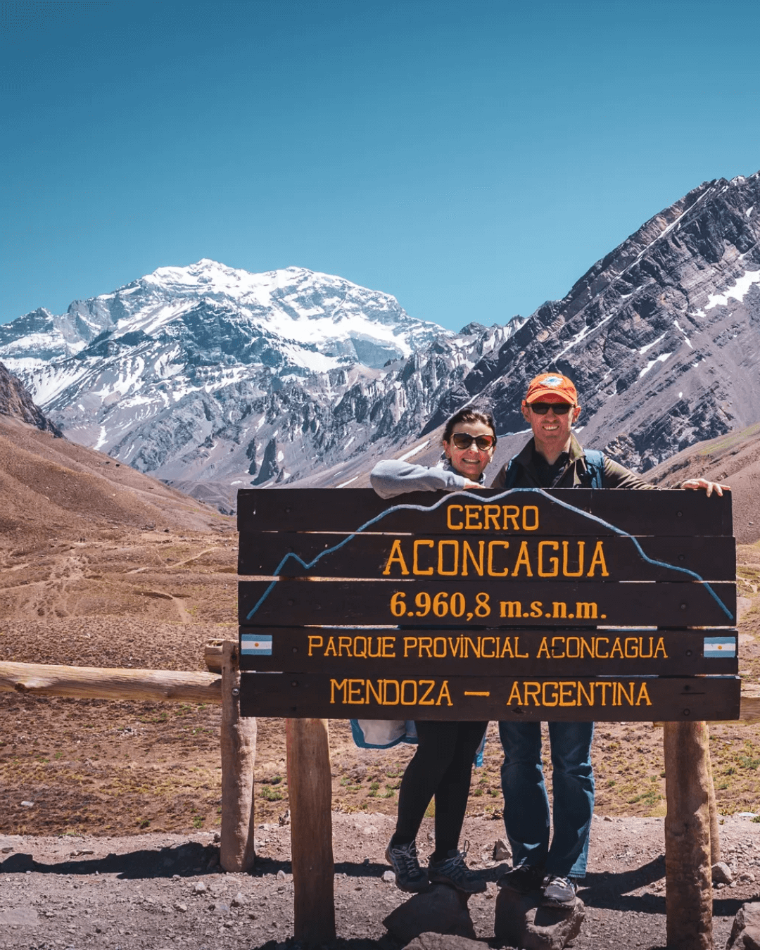 Pareja en la base del cerro aconcagua Mendoza