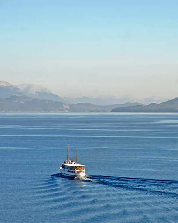 Catamaran navegación isla victoria Bariloche Tour