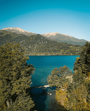 Puente sobre el cristalino Río Correntoso en Villa La Angostura